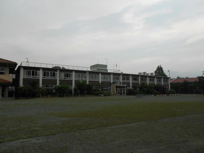 旧嶺小学校の昭和43年建築の校舎外観の写真