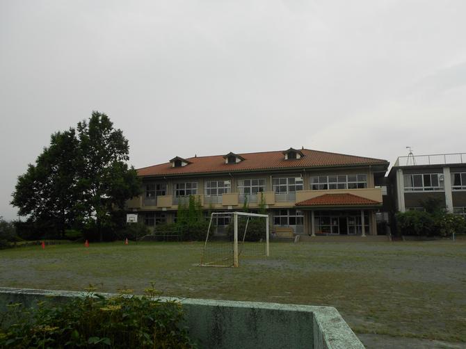 旧嶺小学校の平成5年建築の校舎外観の写真