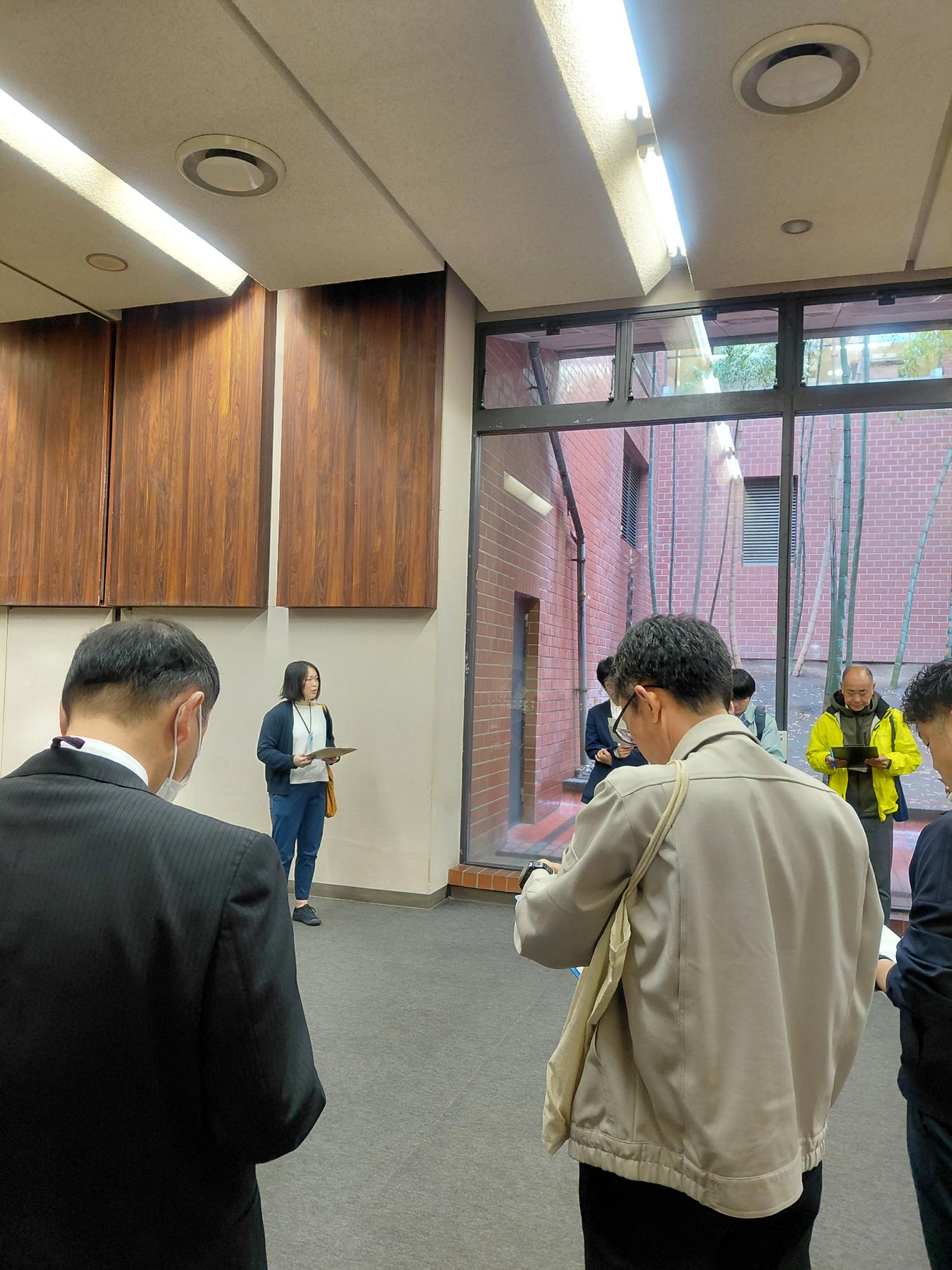 建物の点検箇所や点検方法を確認している写真