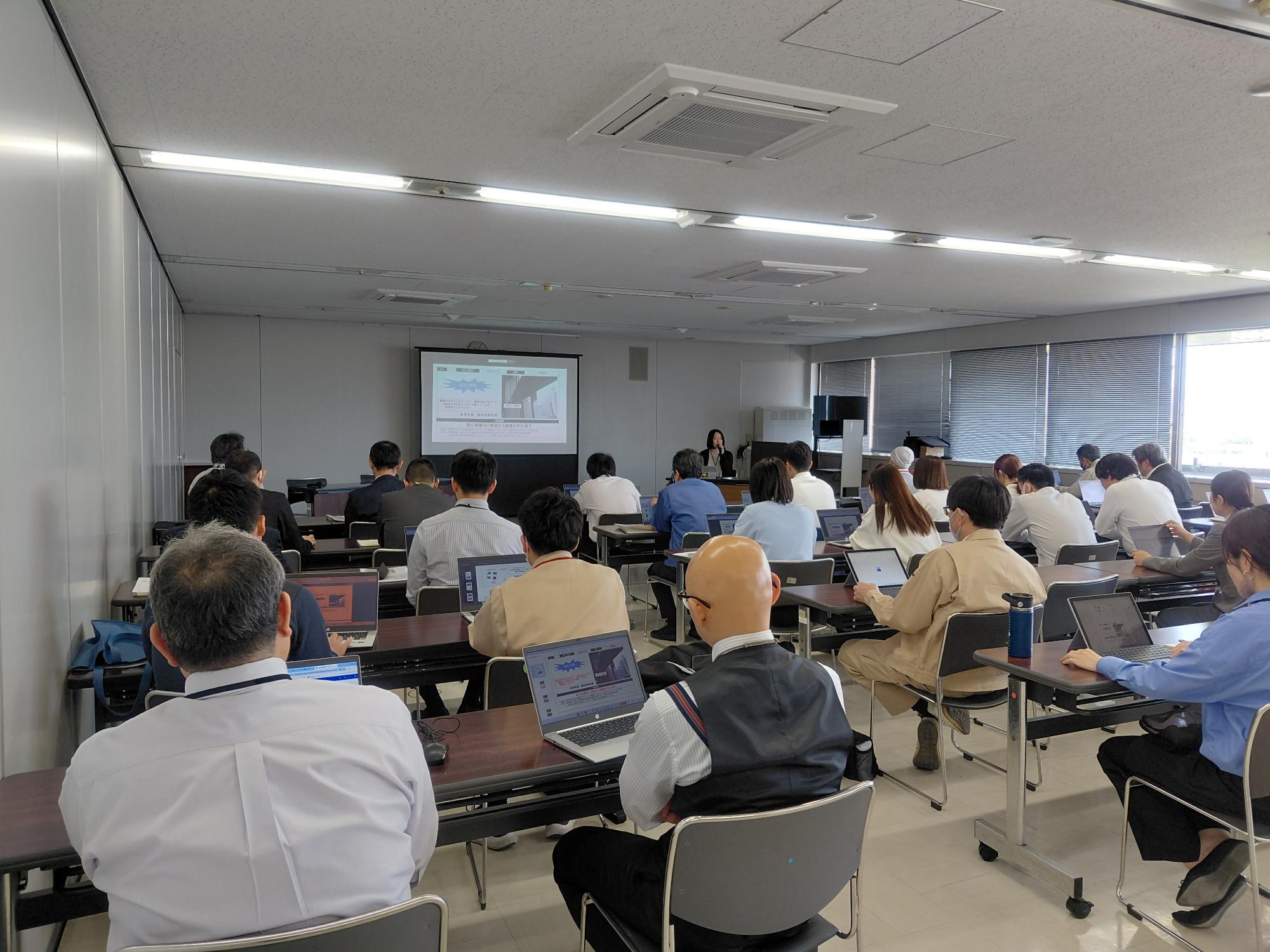 職員が座って話を聞いている様子を撮った写真です。