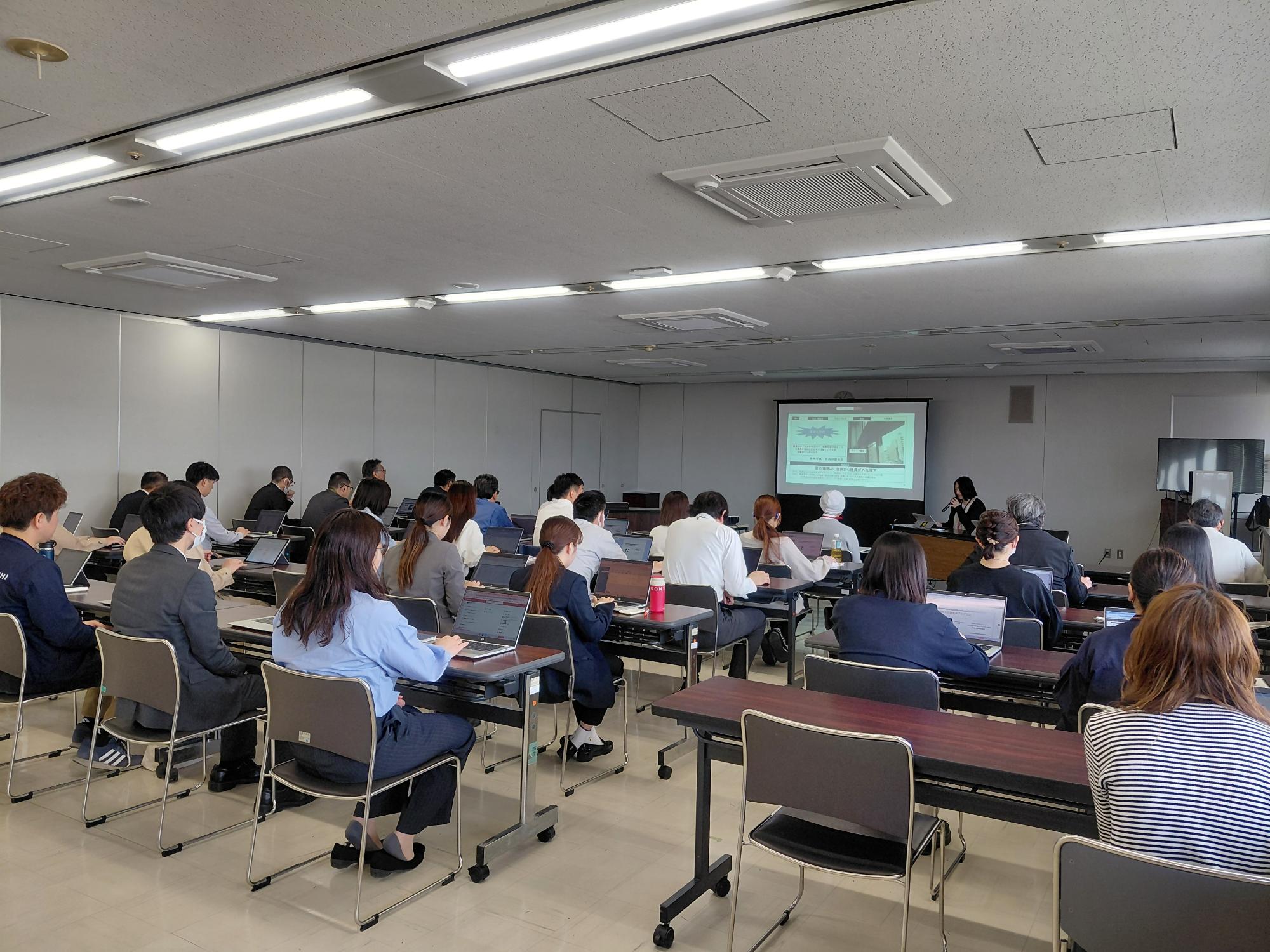 職員が座って話を聞いている様子の写真です。