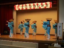 11月3日コミセン文化祭の舞台で踊る写真