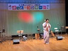 9月22日人生いろいろを歌う荻野さんの写真