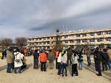 1月12日天川小学校校庭でどんど焼きを囲む住民の写真