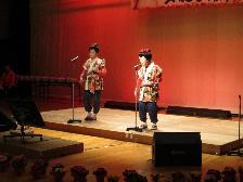 2月2日三味線姉妹をシャベルで演奏する天川原町の二人の写真