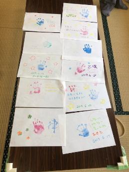 6月17日七夕飾りに使う手形などをデザインした台紙の写真