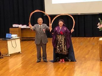 10月18日玉すだれで輪を作る阿部会長と田子さんの写真