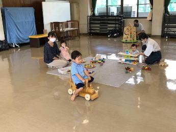8月24日木製のおもちゃに乗って遊ぶ子供の写真