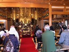 11月3日天川探訪で天王寺本殿で住職から説明を受けている写真