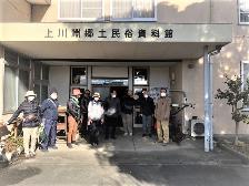12月18日、上川渕郷土民俗資料館入口前の参加者の写真