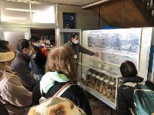 12月18日、朝倉広瀬古墳群の航空写真の解説を聞いている写真