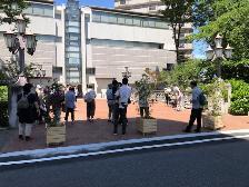 朔太郎橋の上で文学館見学や詩の道歩きの行程を役員が説明している写真