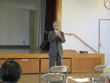 健康講座で挨拶をする伊藤地域づくり協議会長の写真