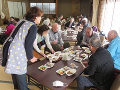 昼食のカレーライスを食する様子