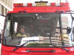 消防車両に試乗する子どもたちの様子