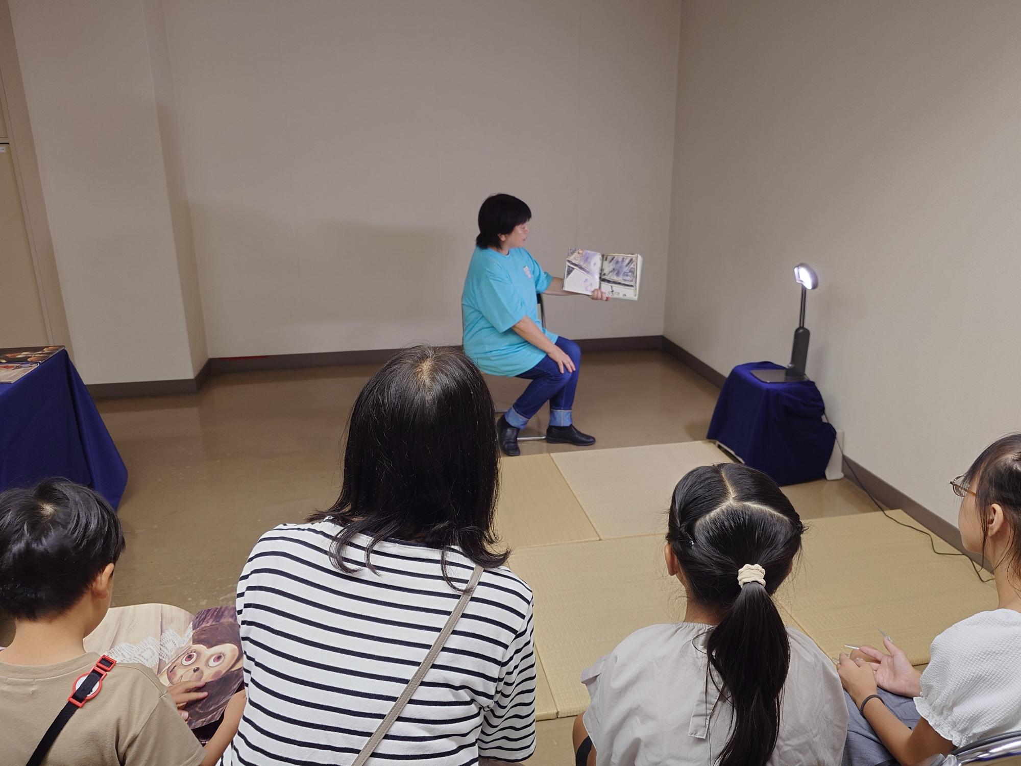 こわーい絵本の読み聞かせの様子01