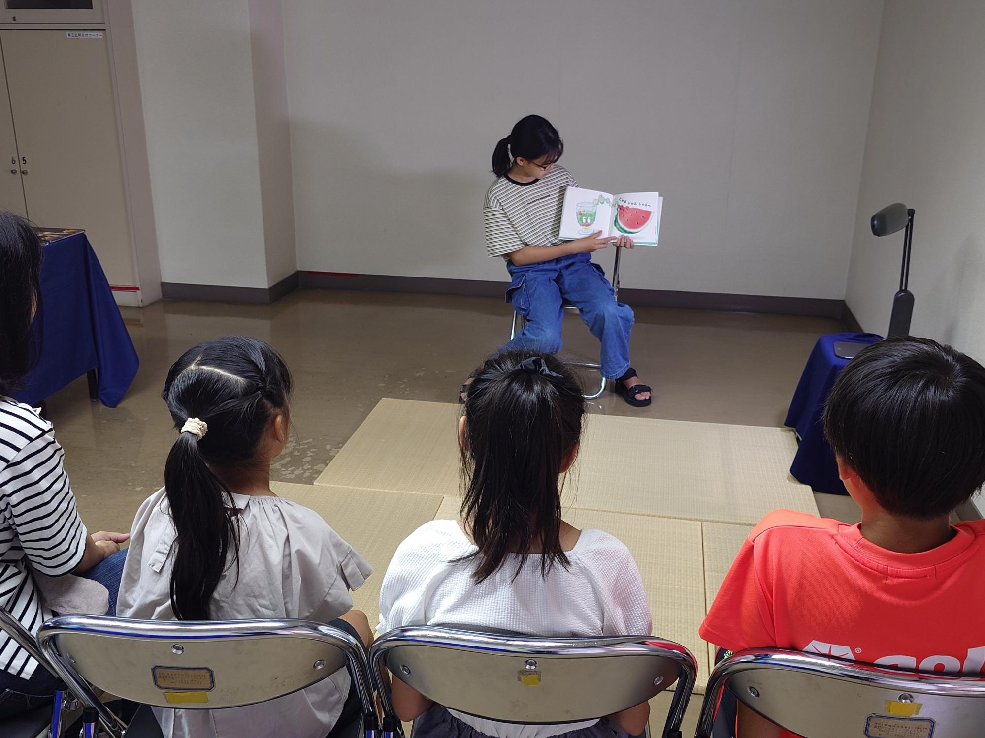 中学生ボランティアによる読み聞かせの様子