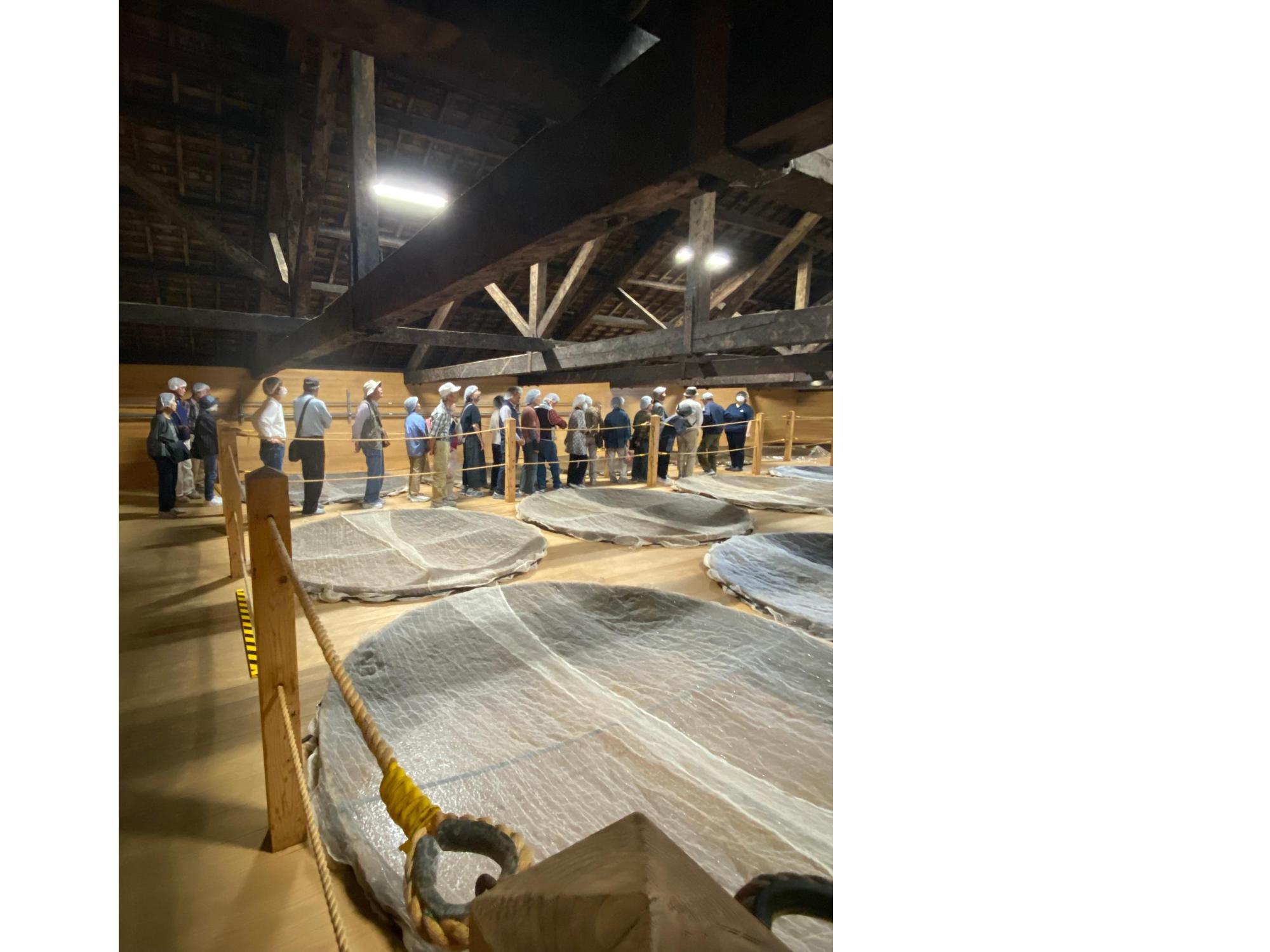 醤油蔵見学の様子