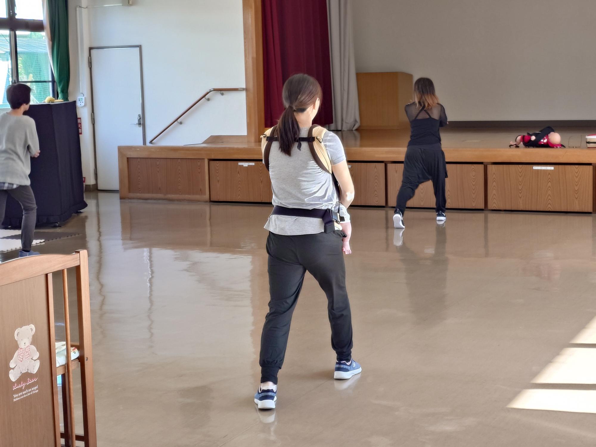 講師の動きに合わせて親子で運動する様子