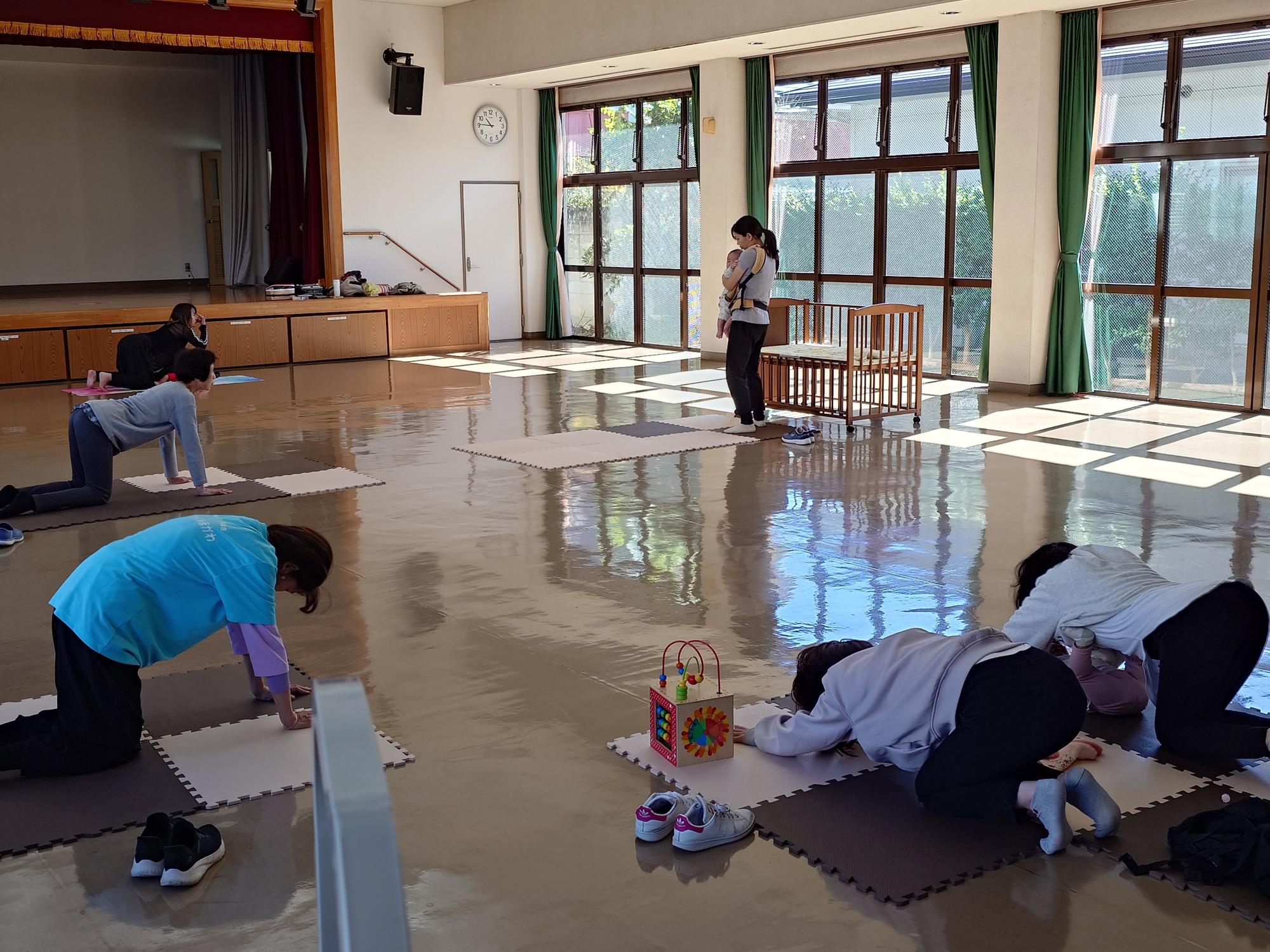 ヨガをする参加者たち
