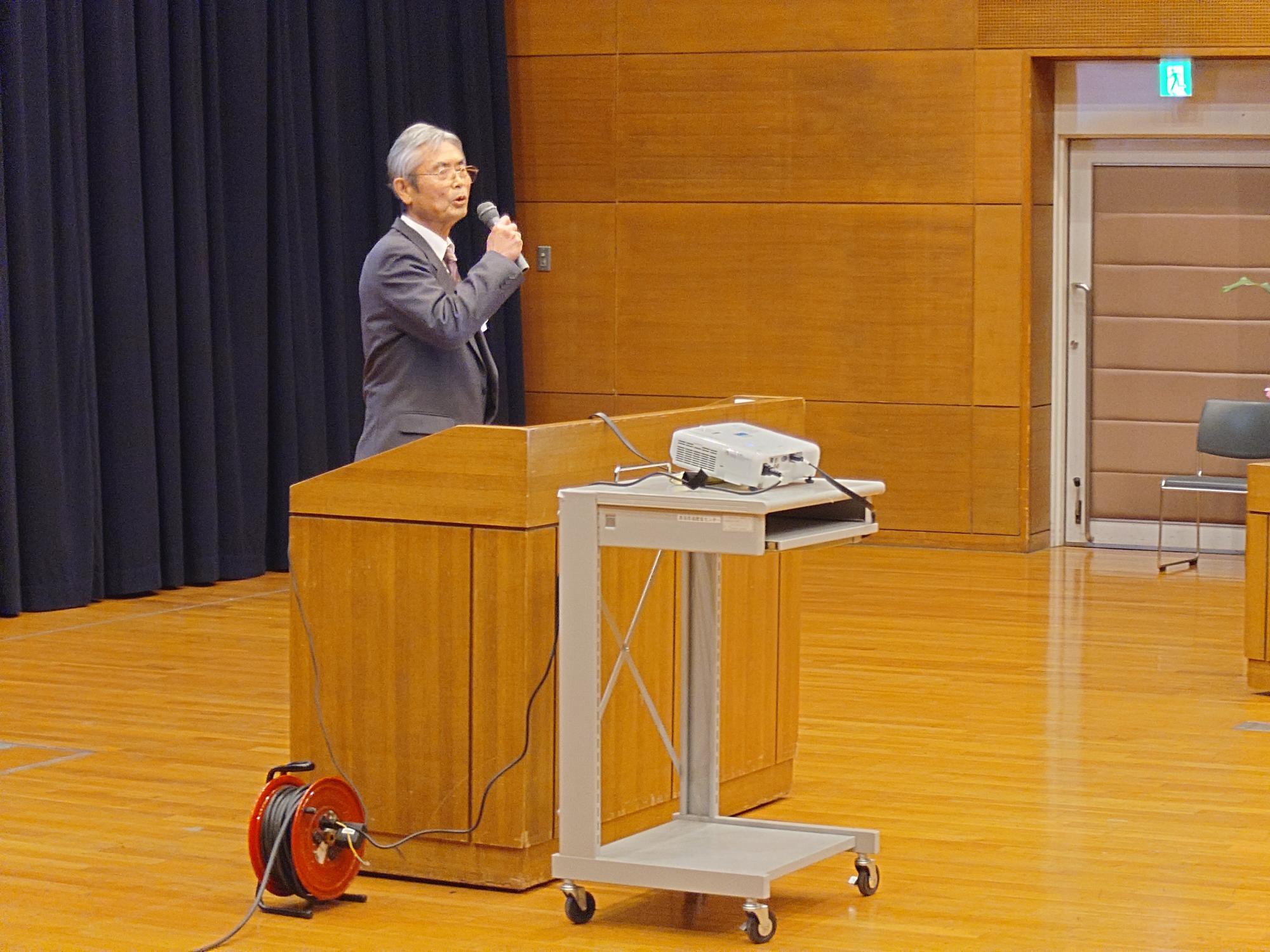 閉講式であいさつする伊藤地区社協会長