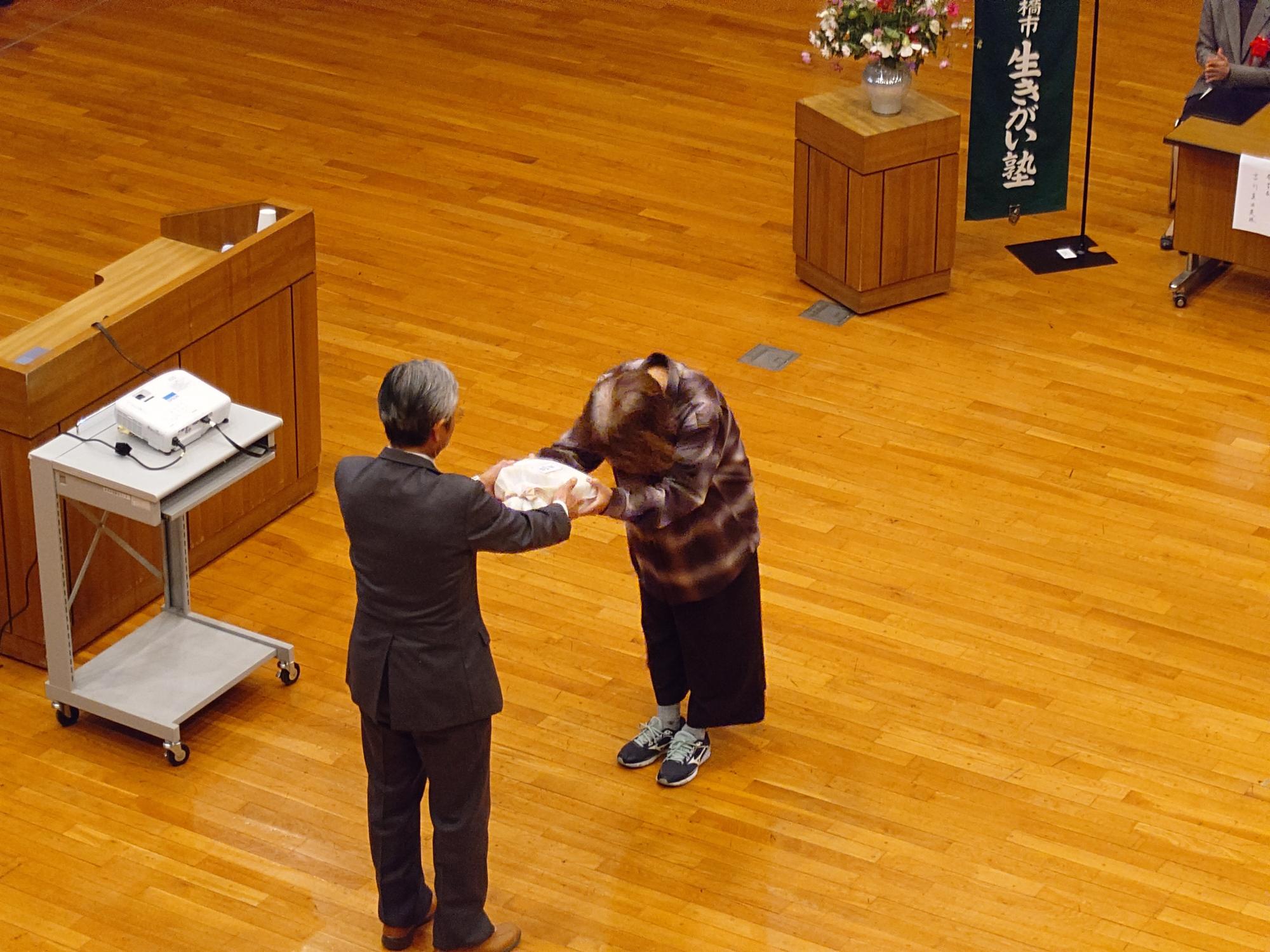 伊藤会長から皆勤賞を受取る代表班長