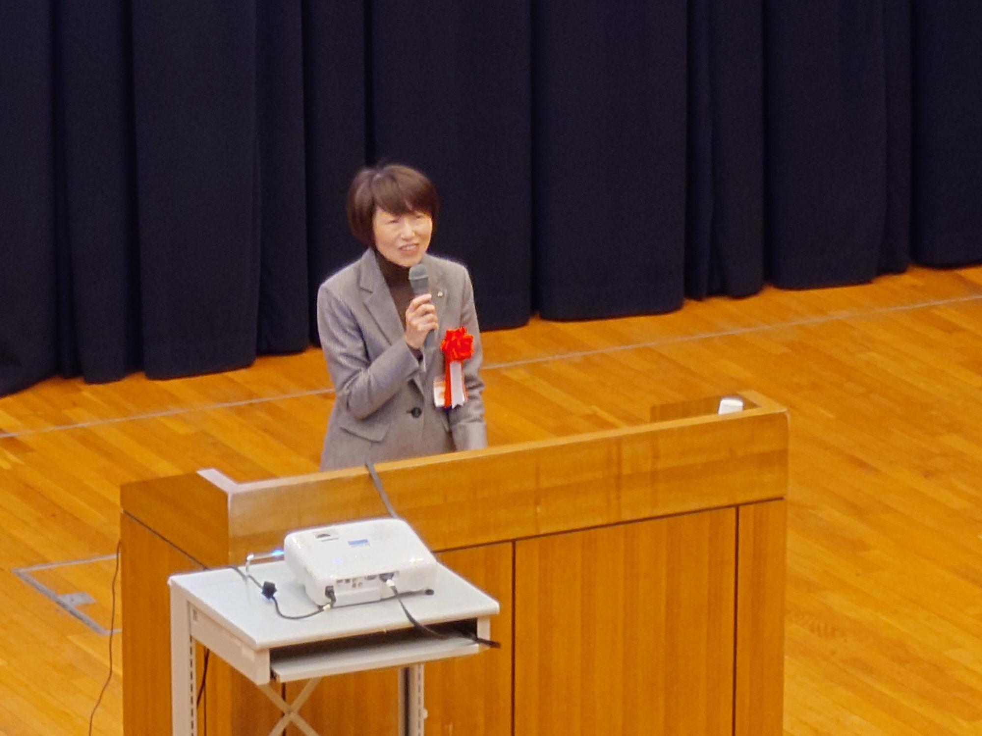 祝辞を述べる吉川前橋市教育長