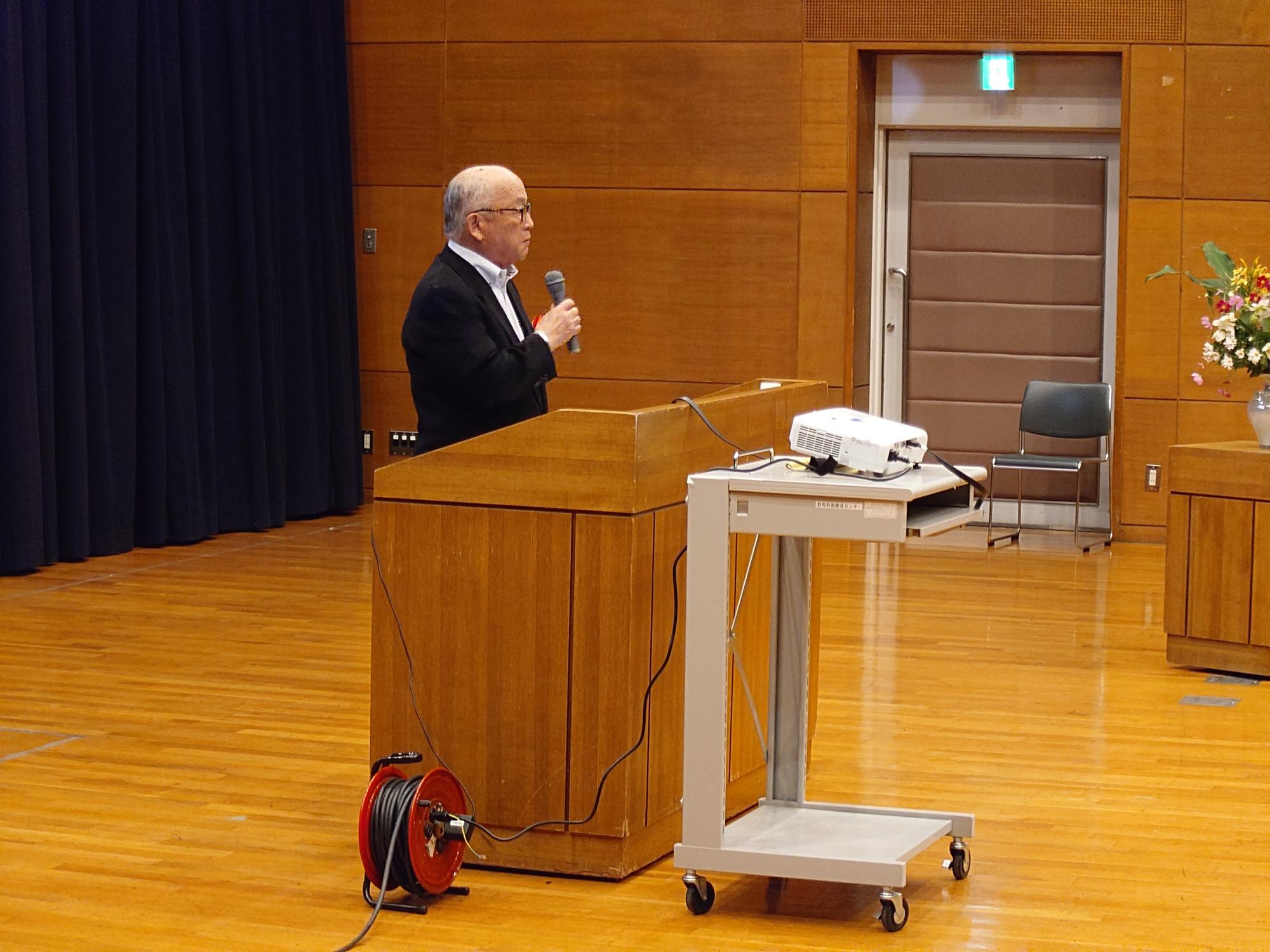 あいさつする阿部地区連合会長