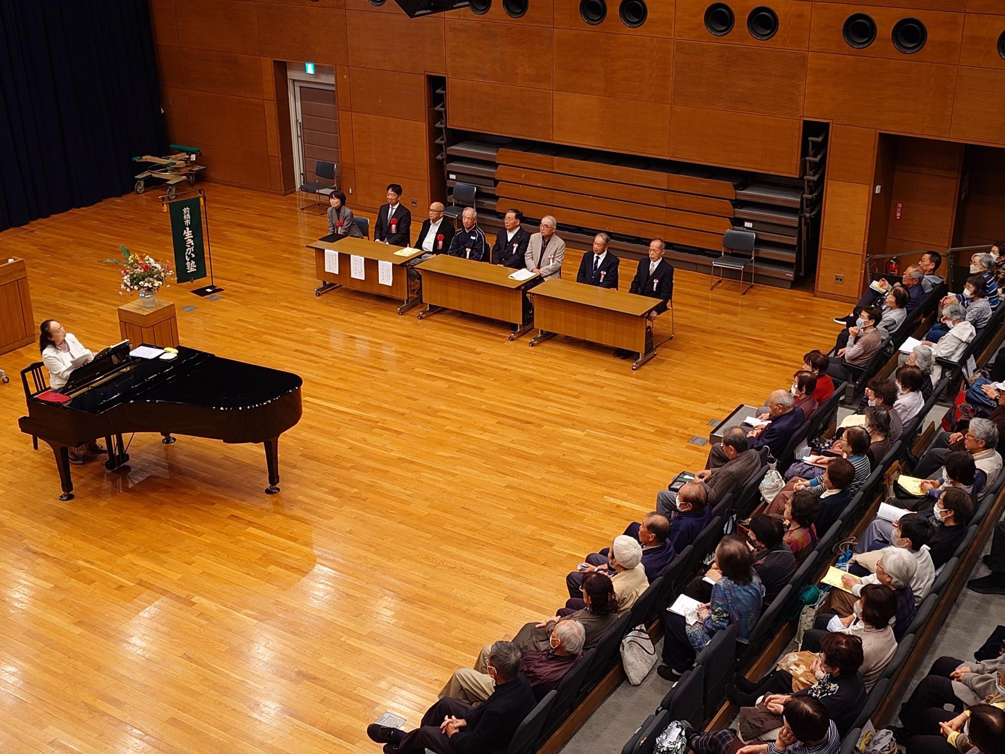 「故郷」を斉唱する参加者たち