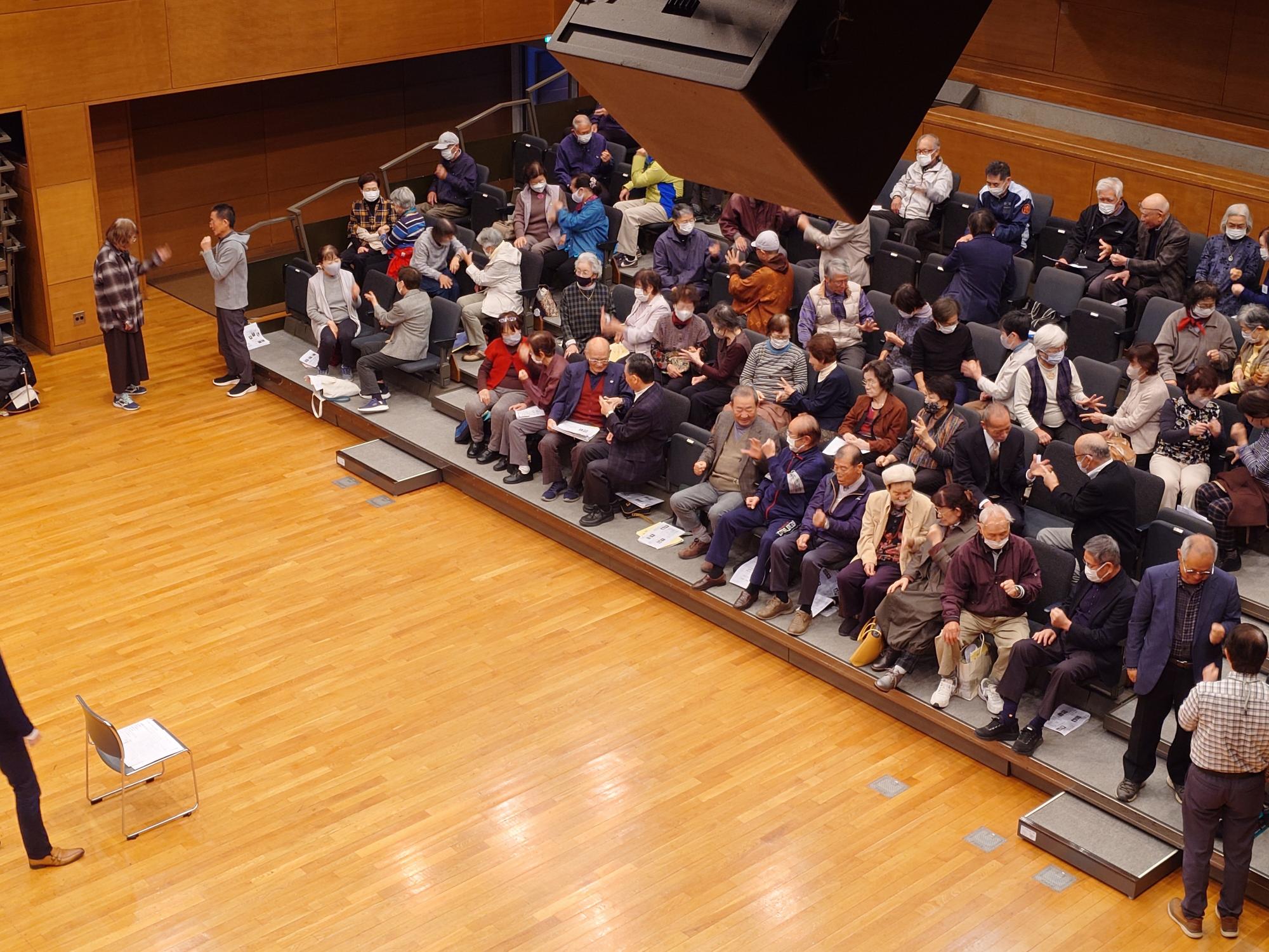 参加者同士で「じゃんけん体操」をする様子