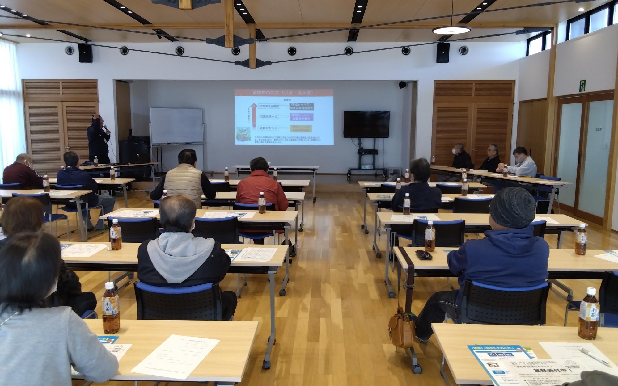 自然災害について講習を受ける参加者