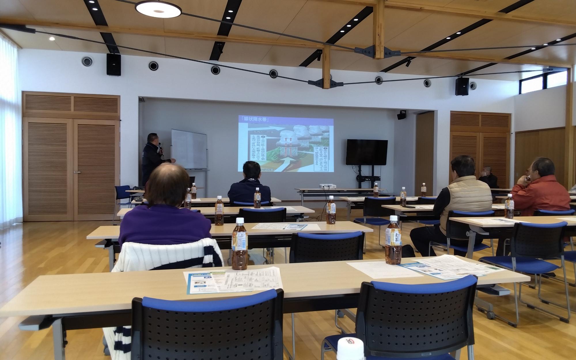 防災アドバイザーの説明を聴く様子