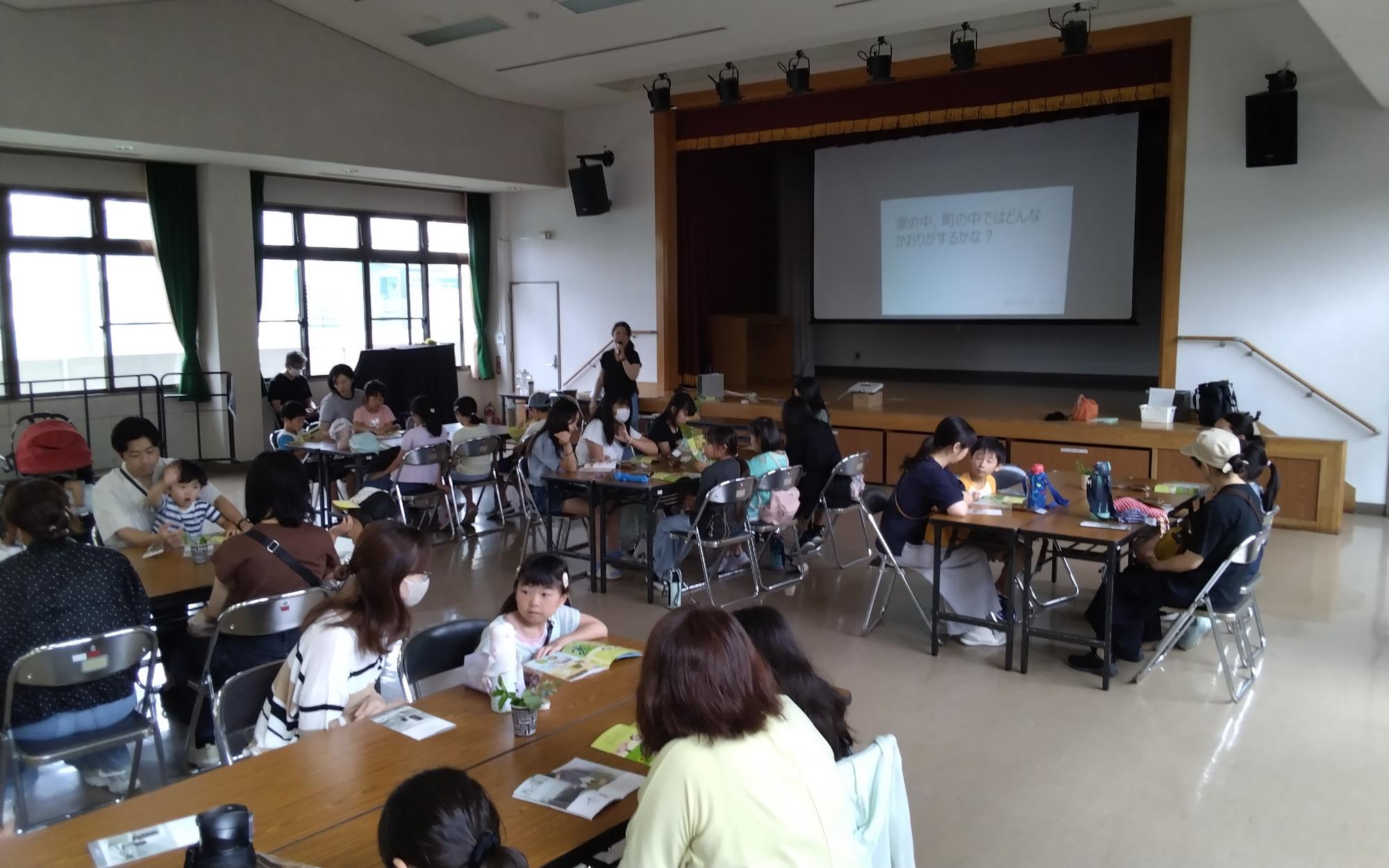 説明する講師の正木さん