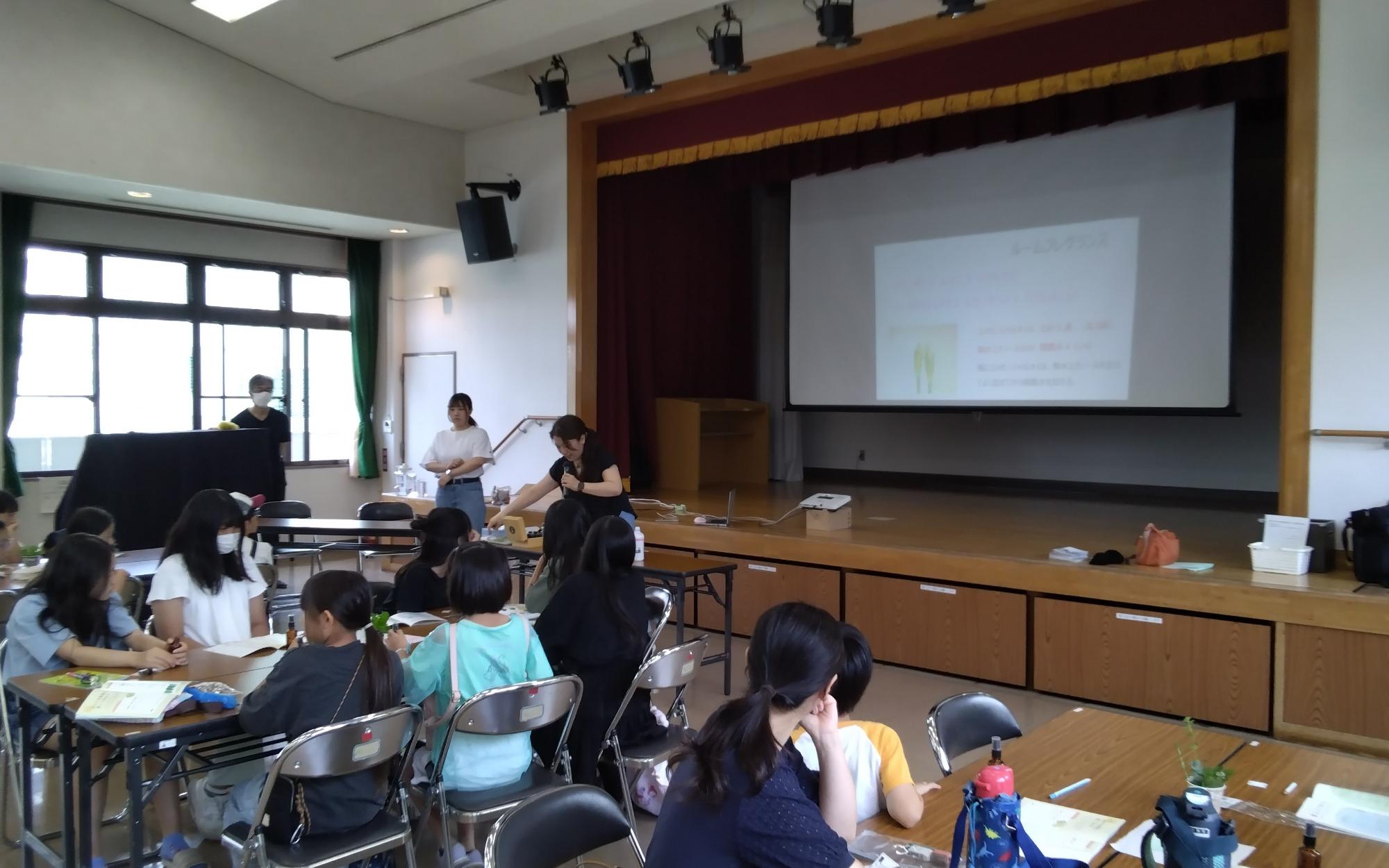作り方の説明を聞く参加者の様子