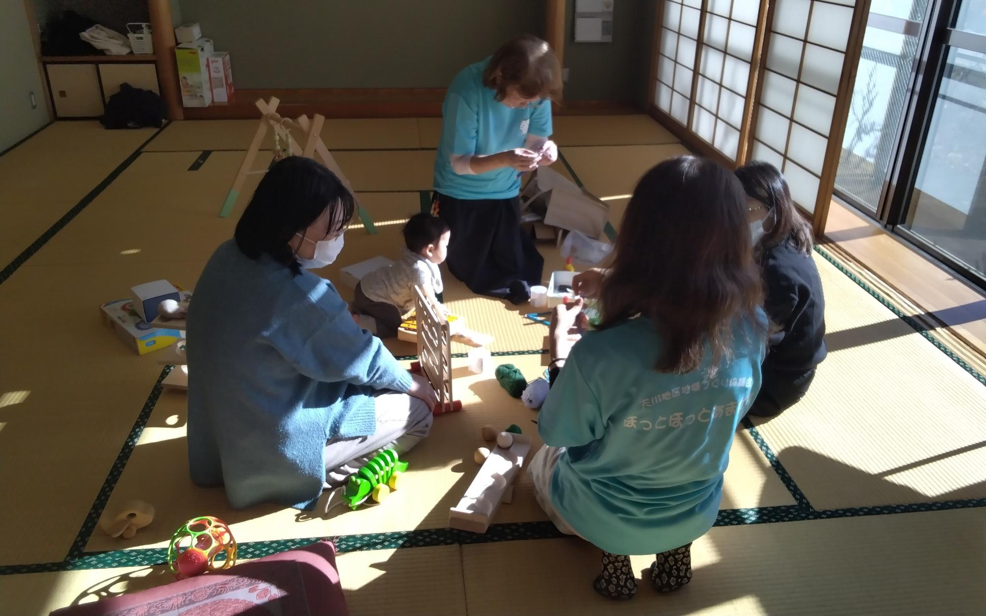 クリスマスグッズを作る様子