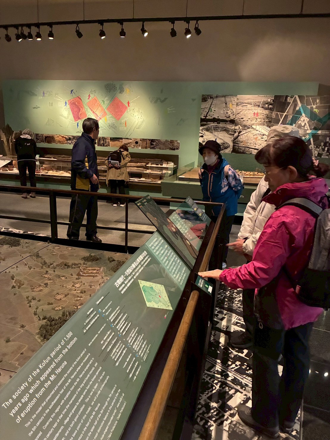 かみつけの里博物館を見学する参加者