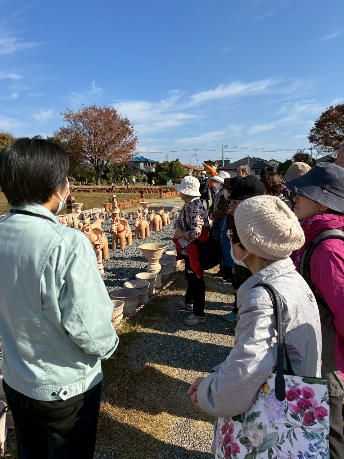 八幡塚古墳の埴輪の説明を聞く参加者
