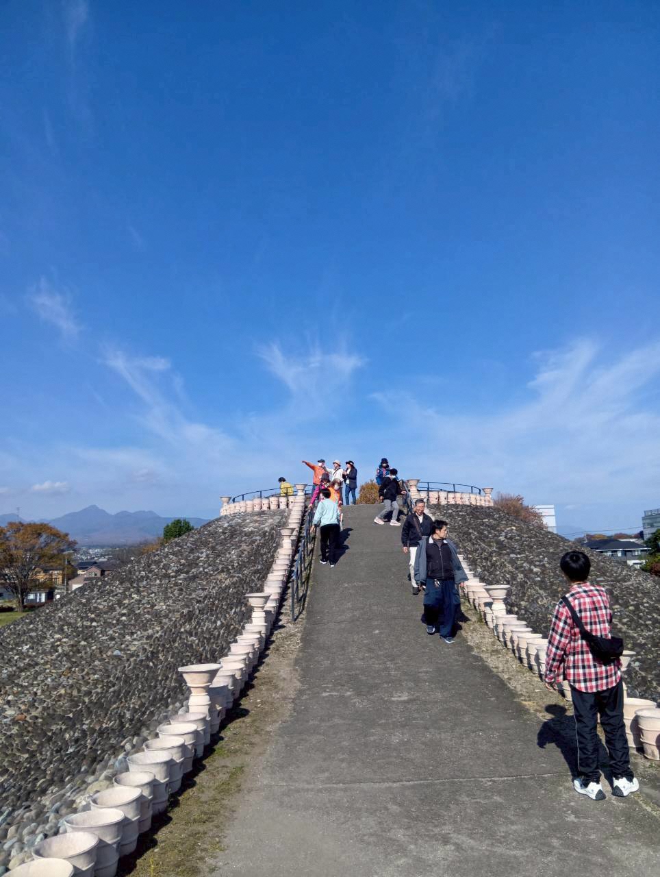 八幡塚古墳を登る参加者