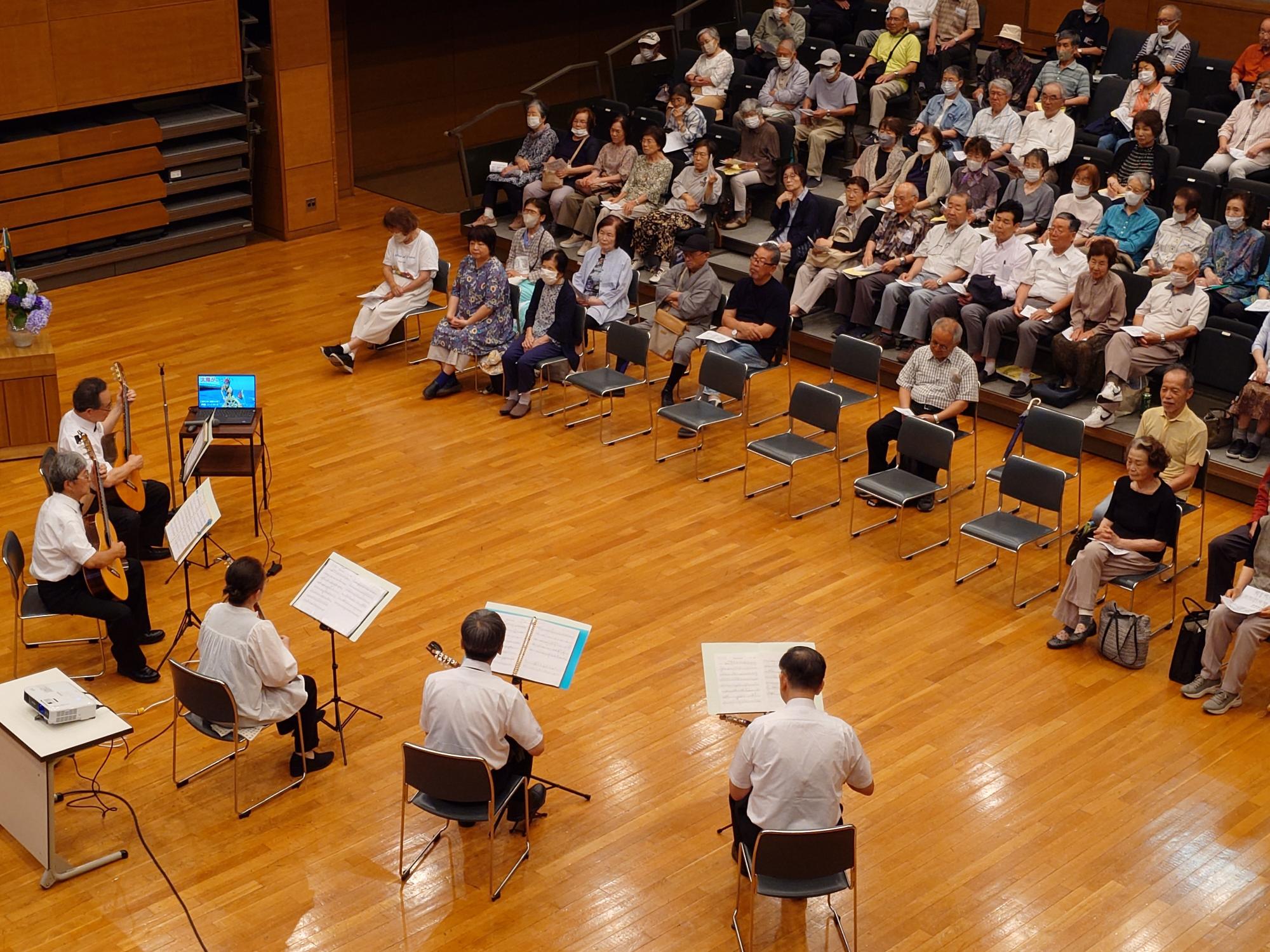 演奏を聴く会場の様子