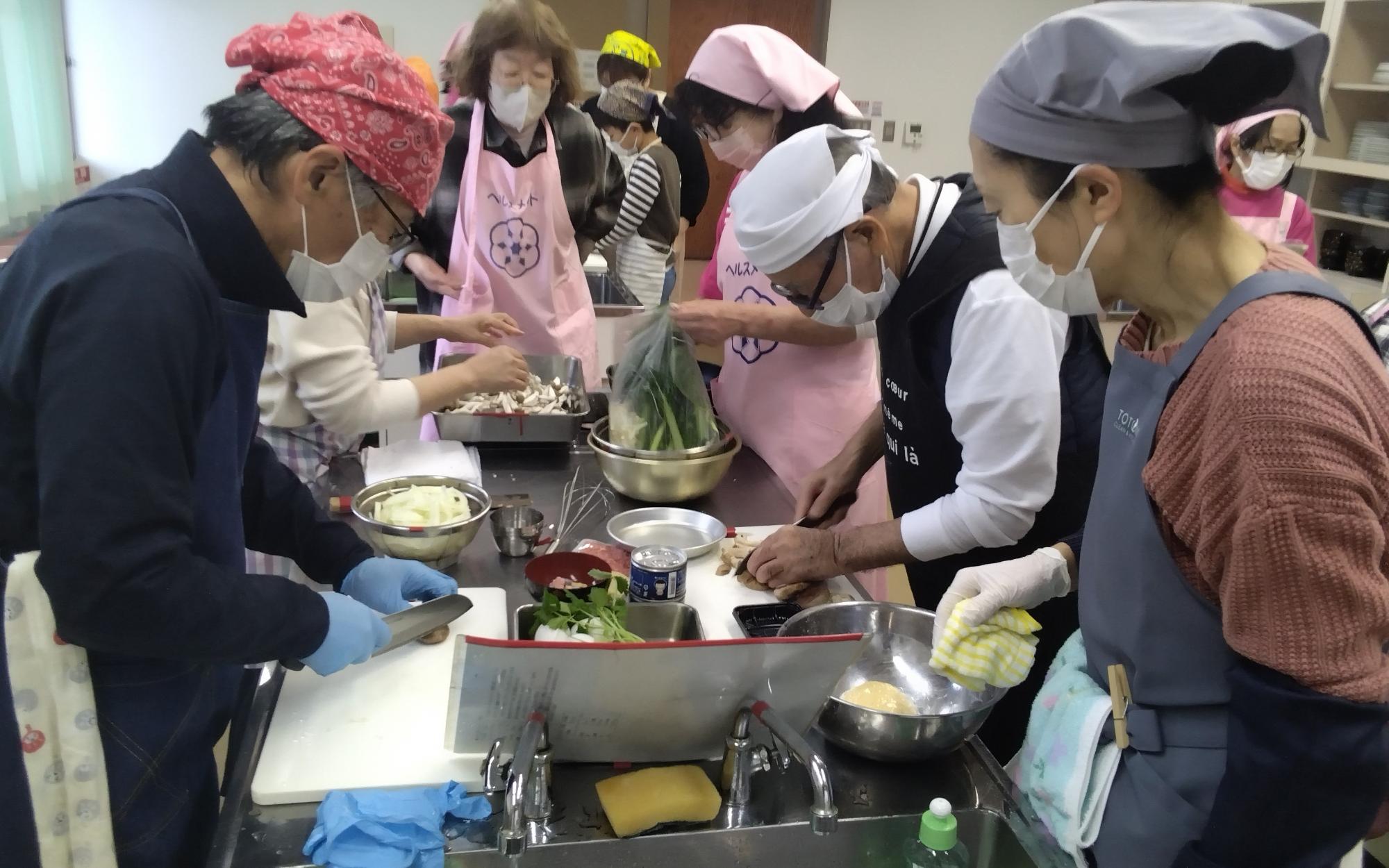 たまごどんぶりの材料を切る様子
