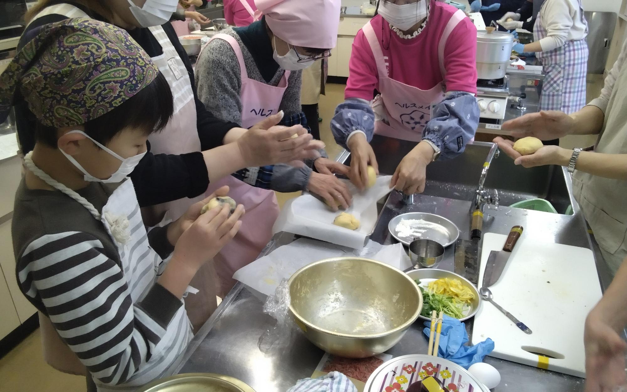 いなかまんじゅうを作る様子