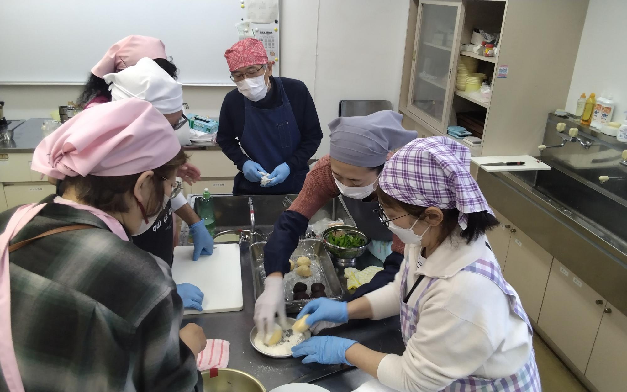 いなかまんじゅうを作る様子