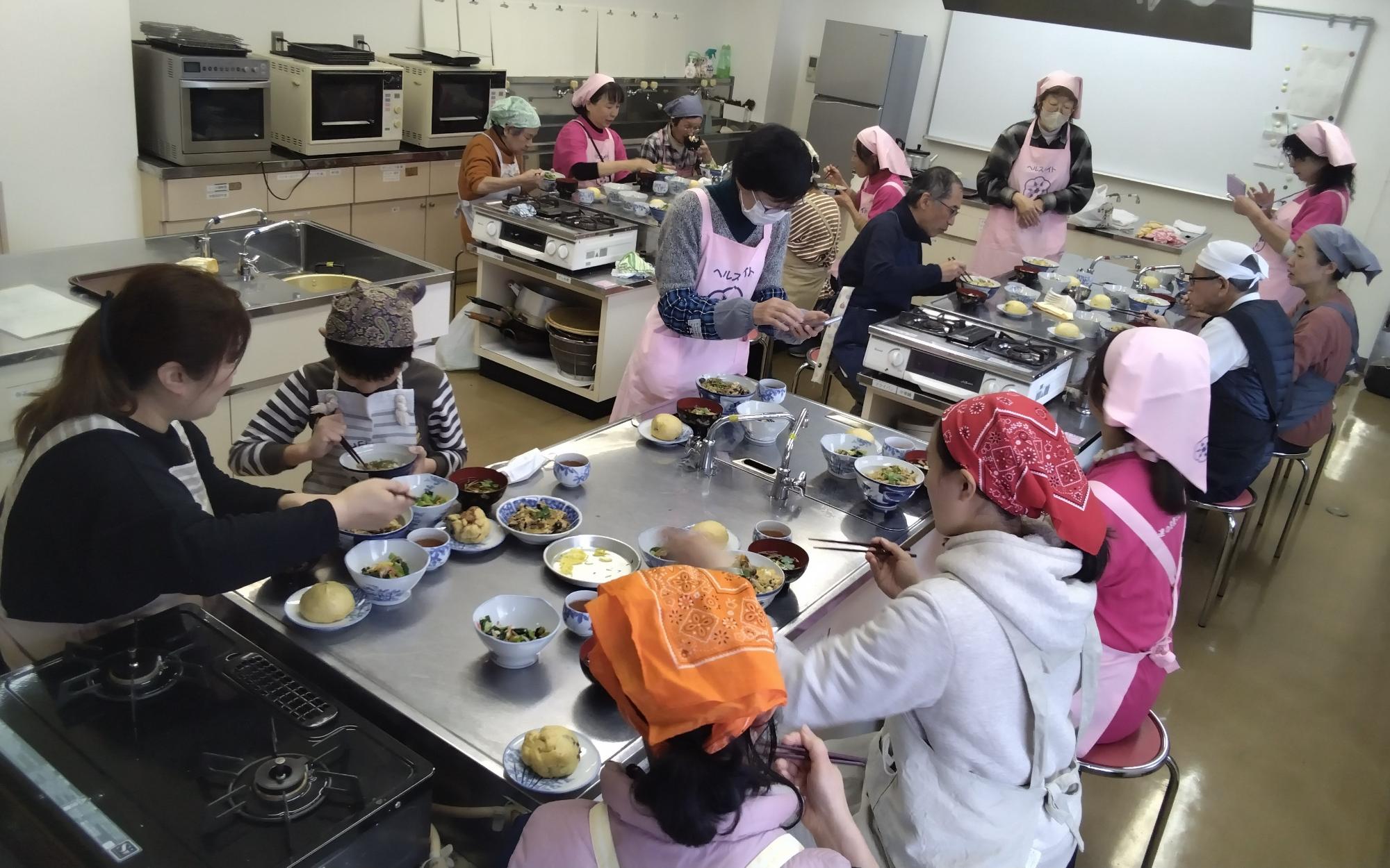 完成した料理を食べている様子