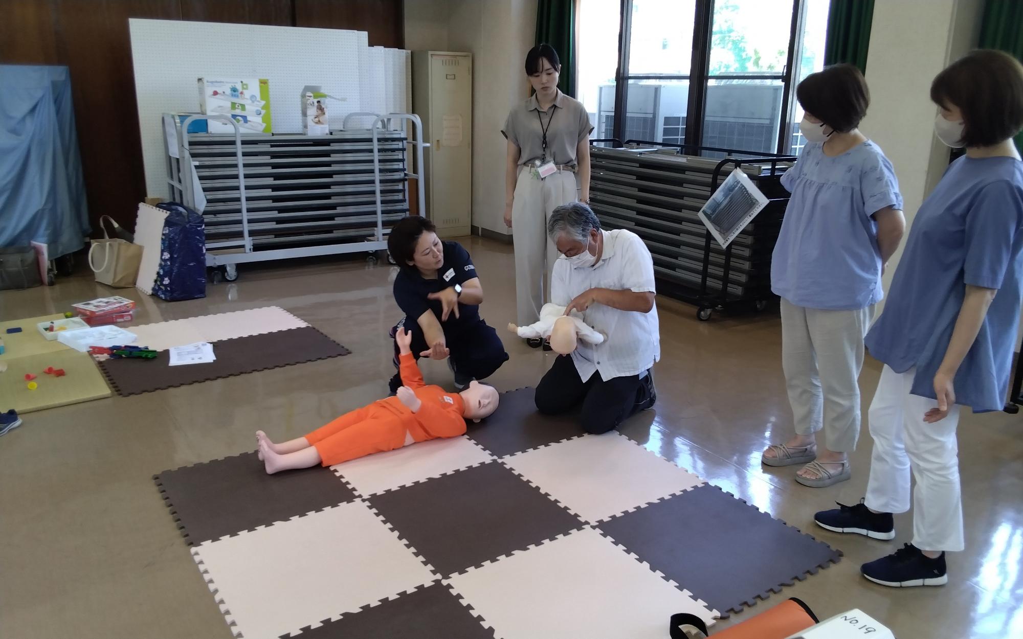 乳児人形で救命措置を学ぶ様子