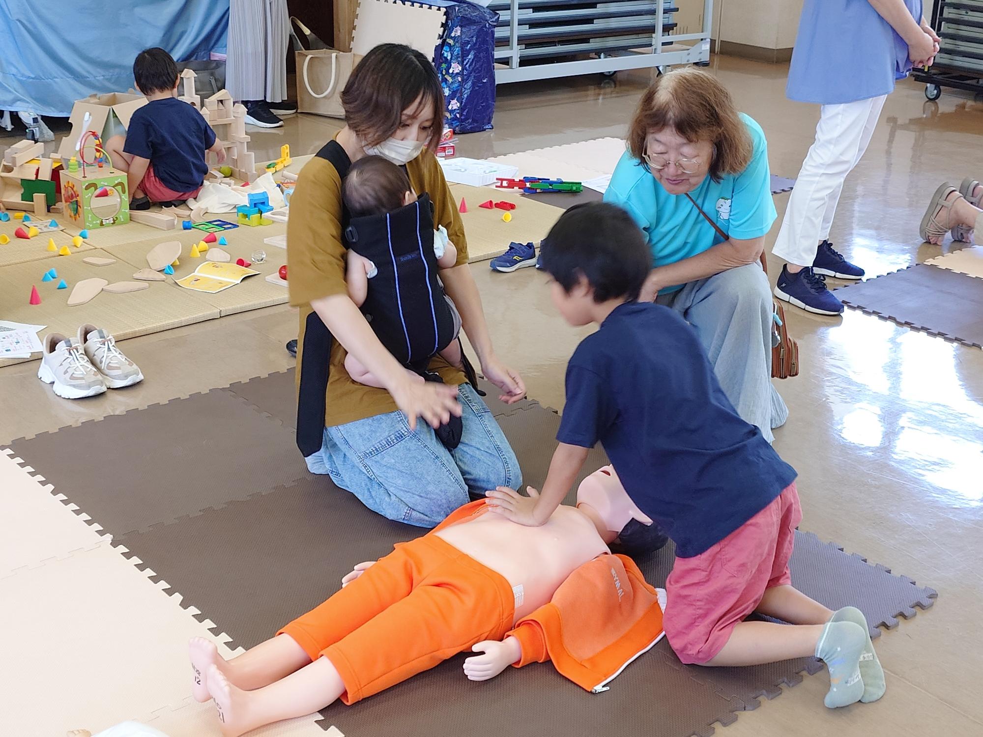 人形を使って心肺蘇生を体験する様子