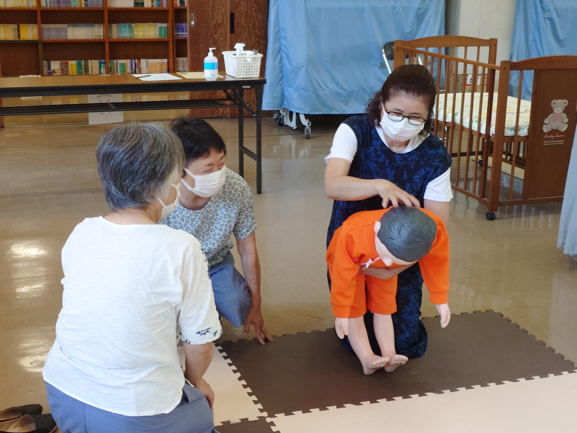 幼児人形での異物除去を体験する参加者
