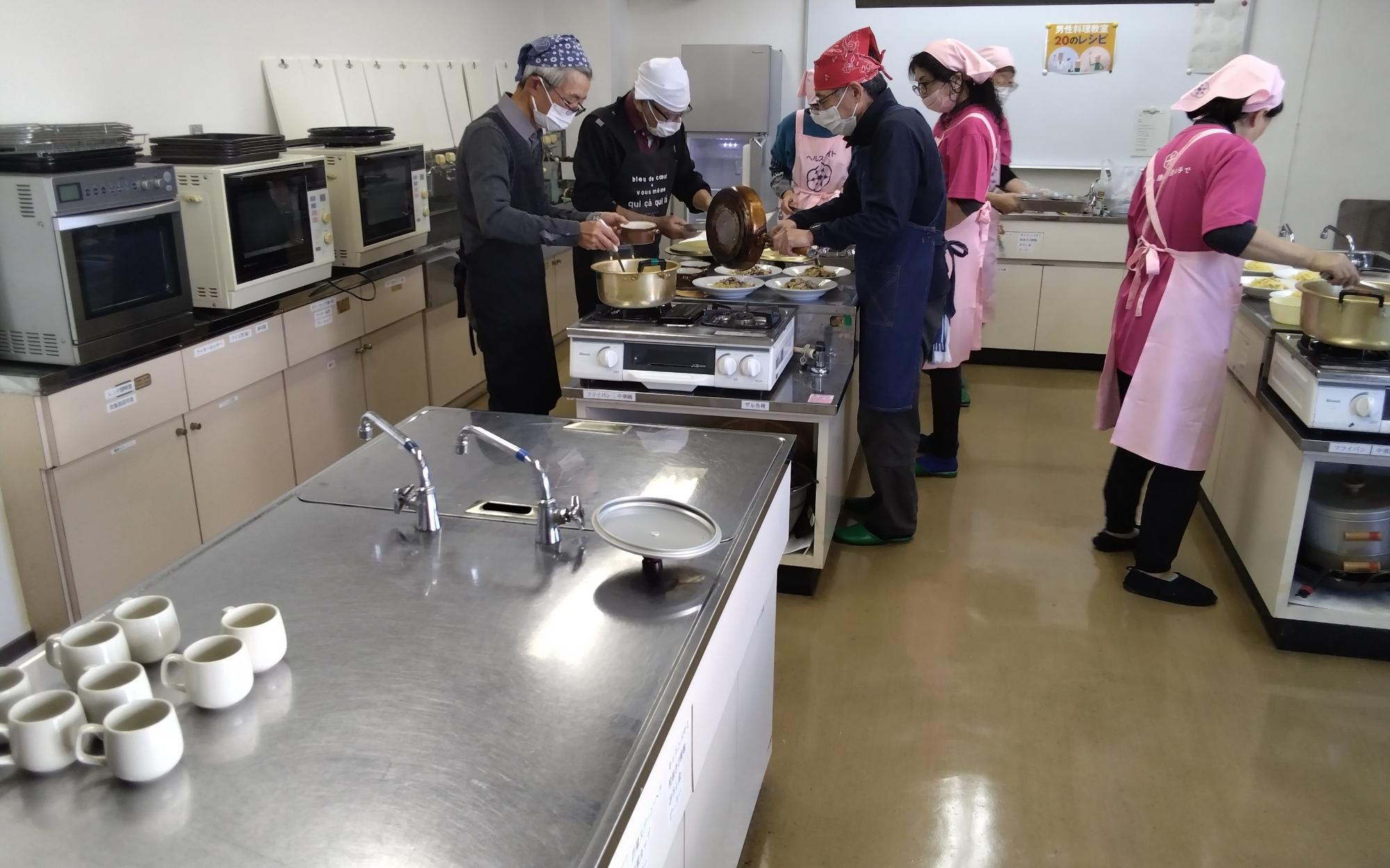 料理の盛り付けをする参加者