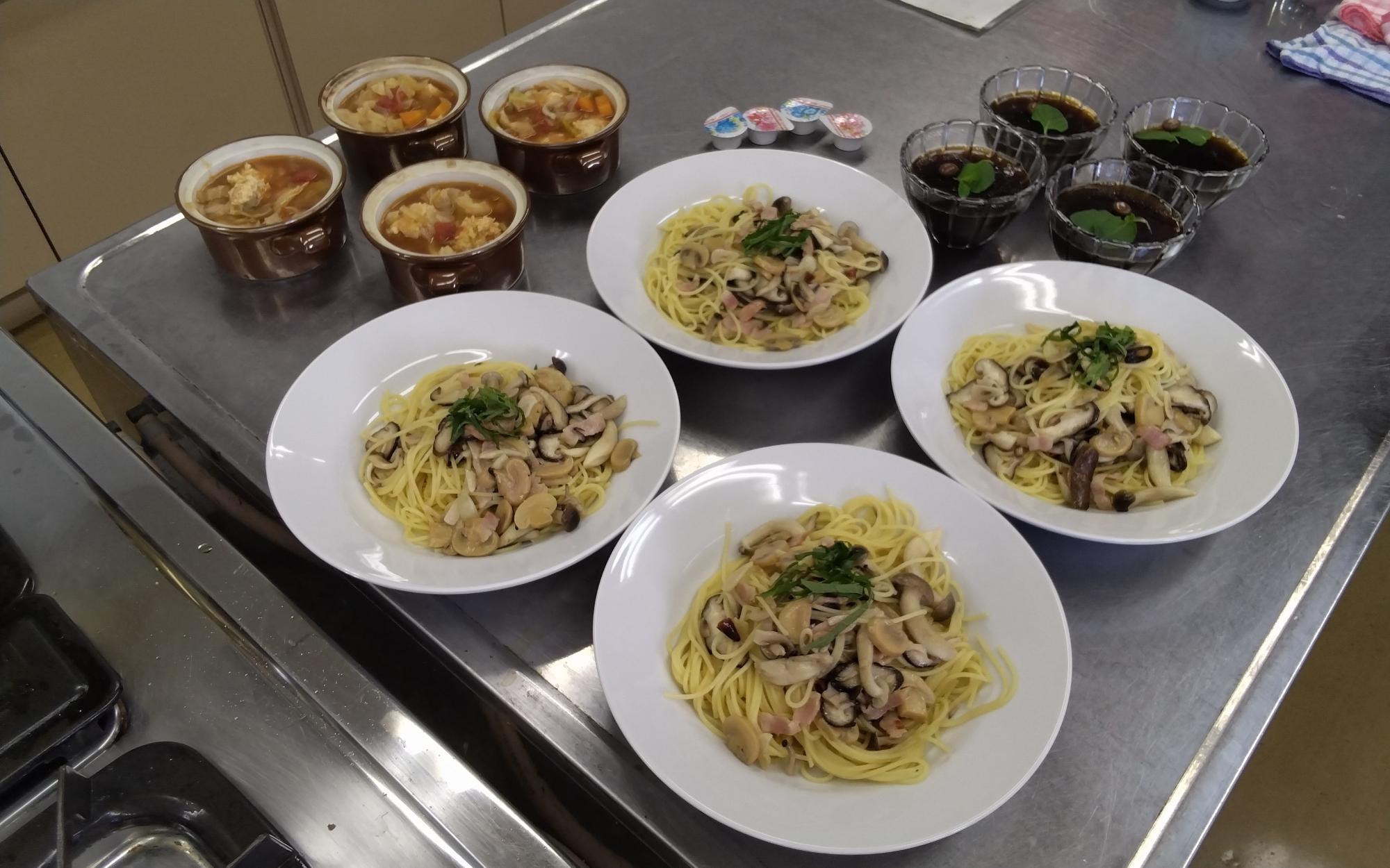 完成した3品(きのこのパスタ、トマトスープ、コーヒーゼリー)