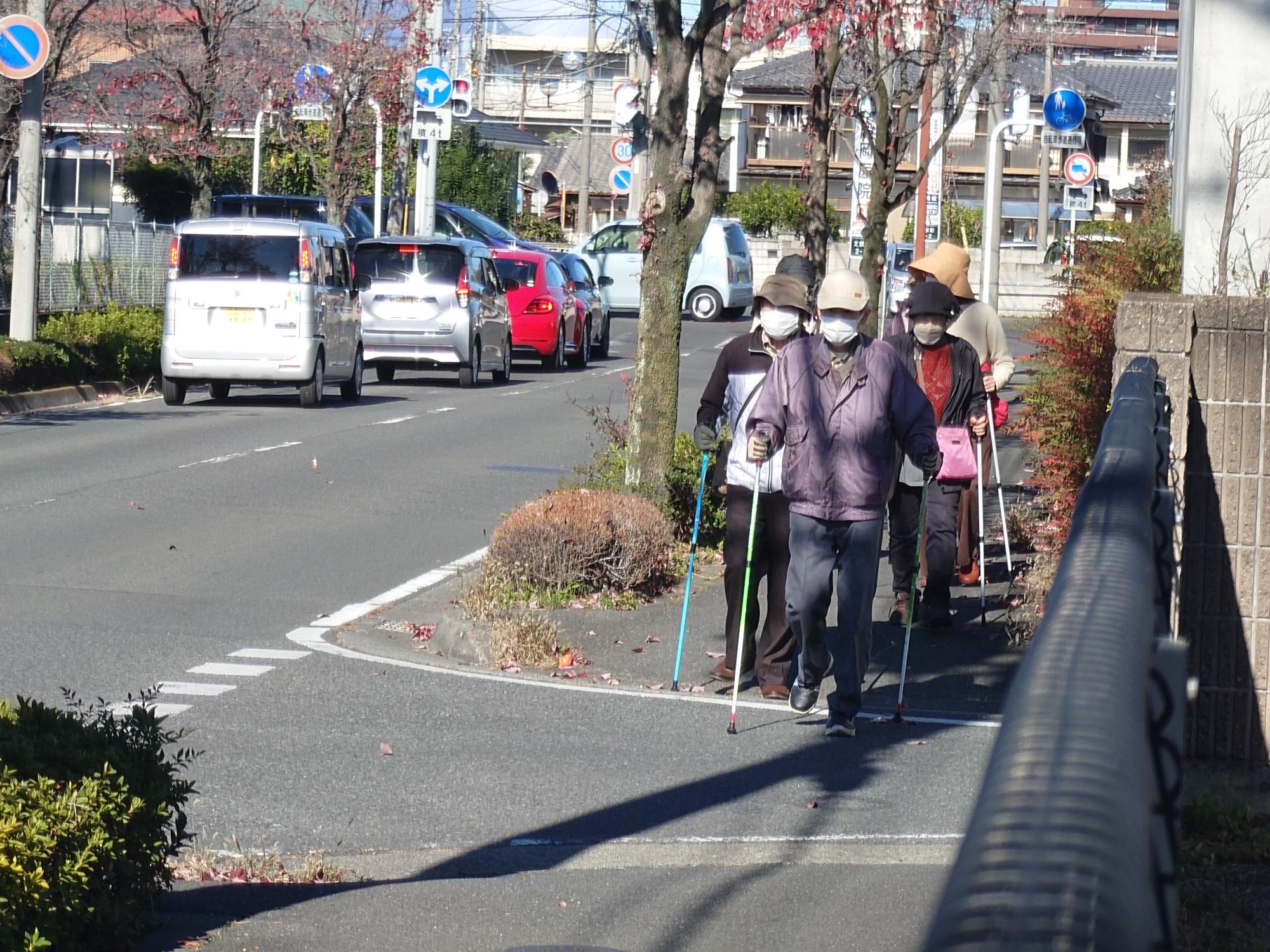 けやきウォークの東をウォーキングする様子
