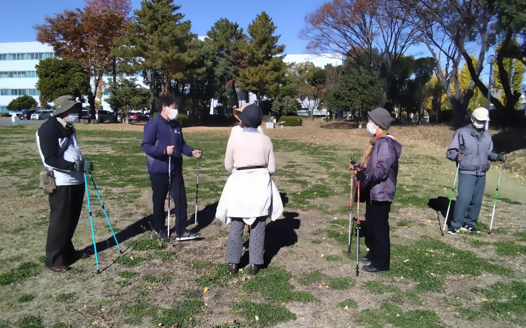 給水地点で歩き方を講師に聞く参加者